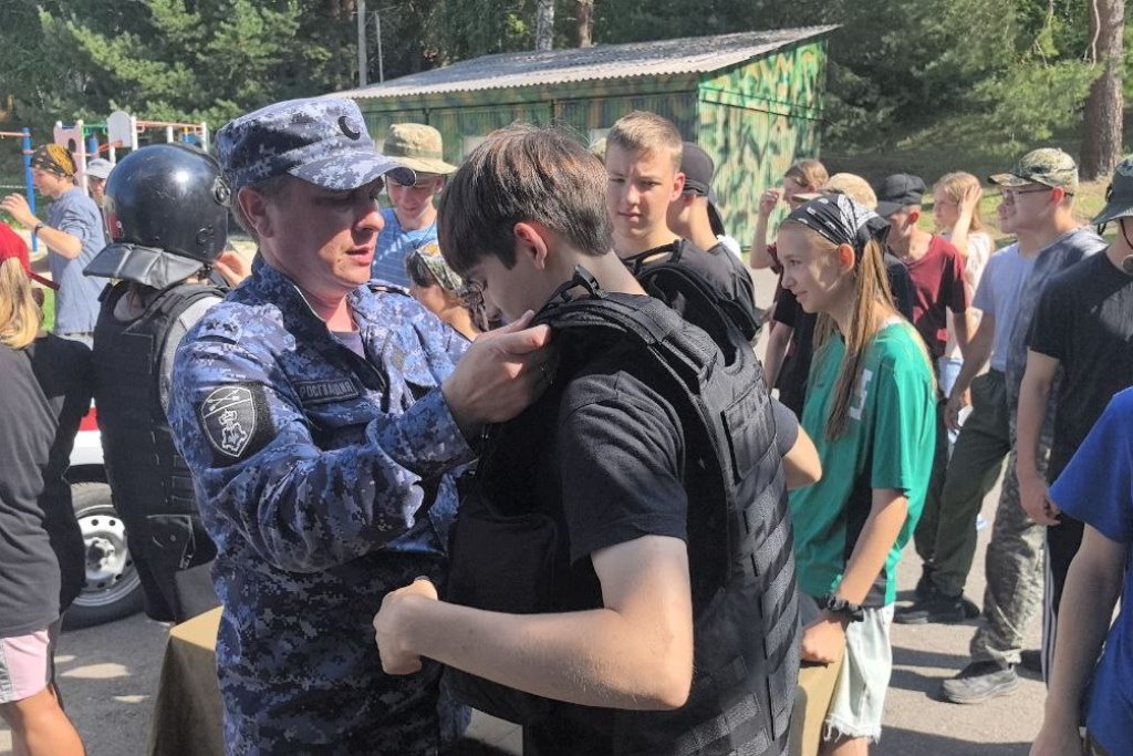 фото: Акция «Каникулы с Росгвардией» продолжается в Томской области