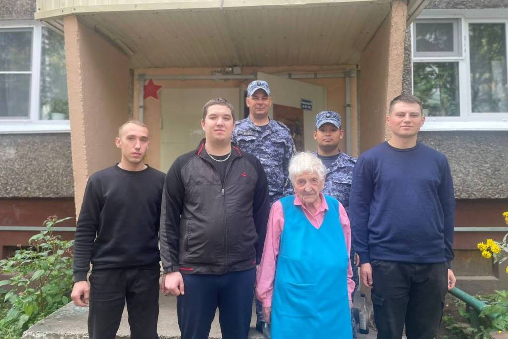 фото: Молодые сотрудники Росгвардии поддержали почетного ветерана Великой Отечественной войны в Томске