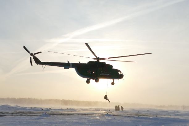 фото: СОБР «Корд» Росгвардии отработал беспарашютное десантирование в экстремальных погодных условиях в Томской области