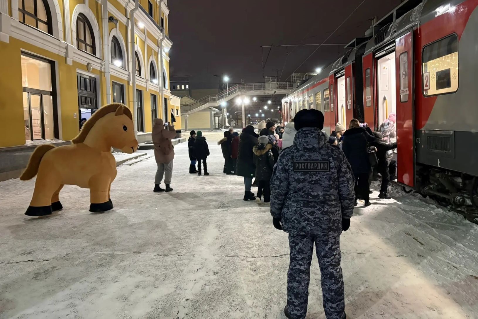 фото: Росгвардейцы обеспечили безопасное курсирование новогоднего электропоезда в Томске