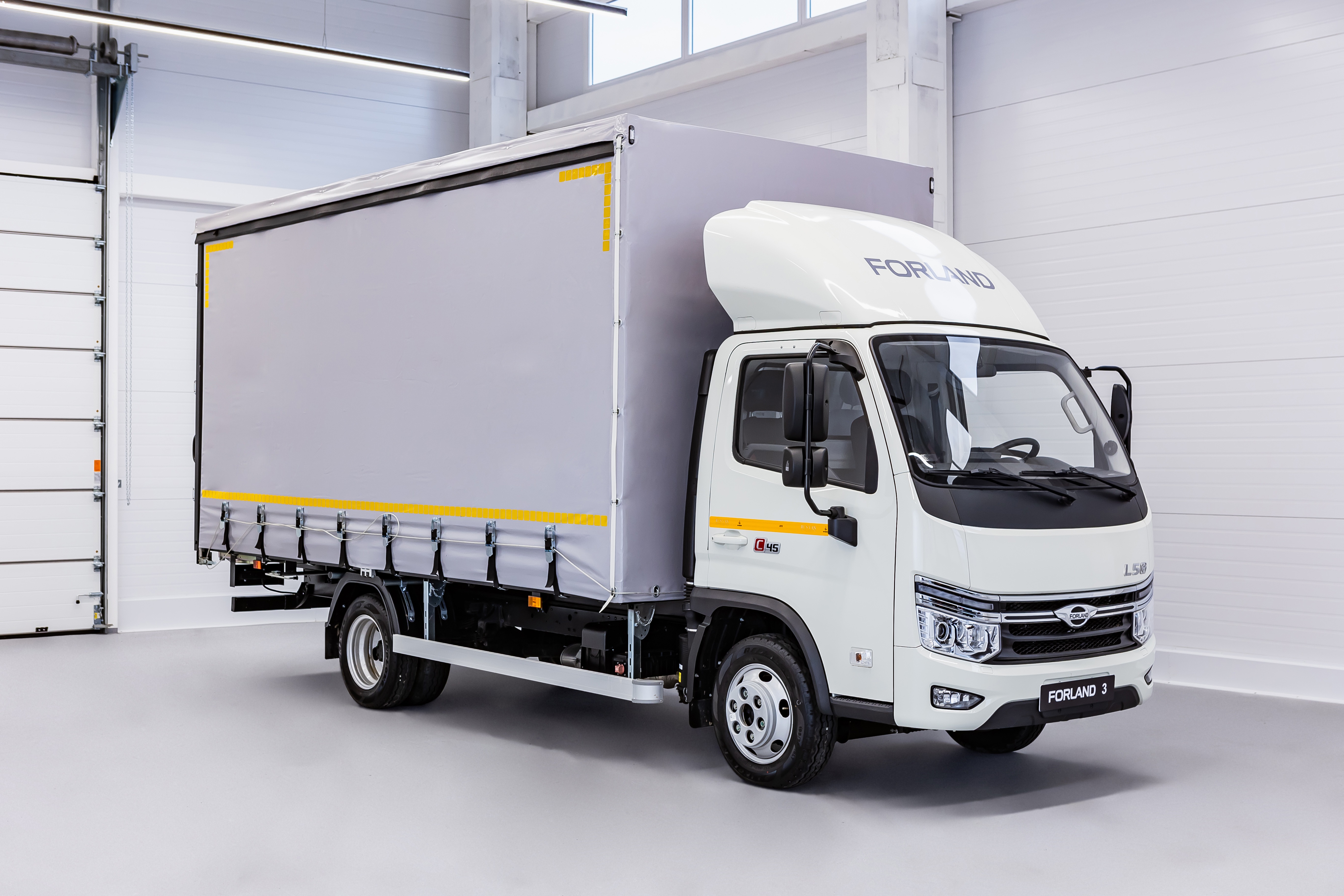 фото: В России начались продажи бортовых платформ со сдвижным тентом на базе шасси Forland
