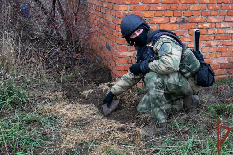 фото: Челябинские росгвардейцы уничтожили тайник со взрывоопасными предметами в Запорожской области