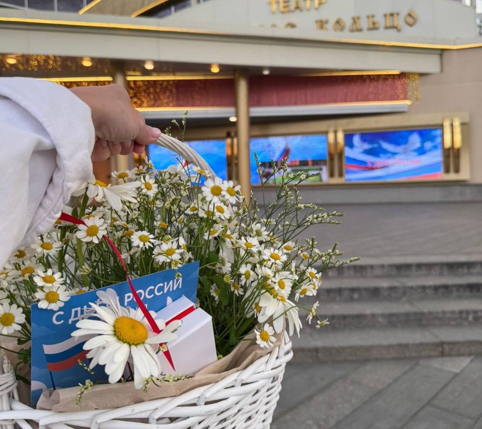 фото: Подарок с национальным колоритом: «585*ЗОЛОТОЙ» поздравила знаменитостей с Днем России