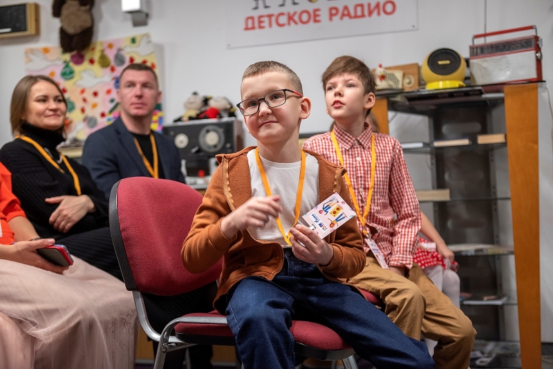 фото: «Газпром-Медиа Холдинг» исполнил мечту мальчика из Вологды побывать в гостях у Детского радио