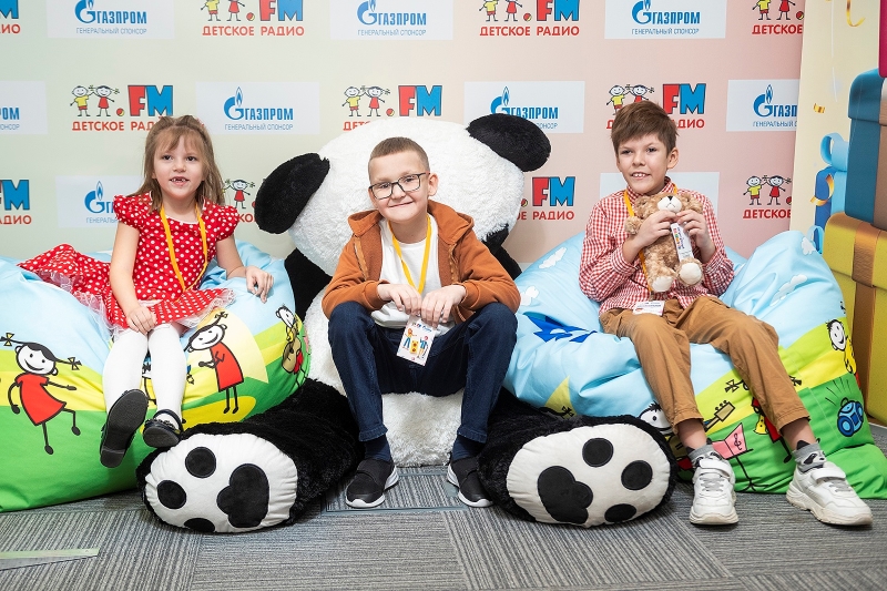 фото: «Газпром-Медиа Холдинг» исполнил мечту мальчика из Вологды побывать в гостях у Детского радио