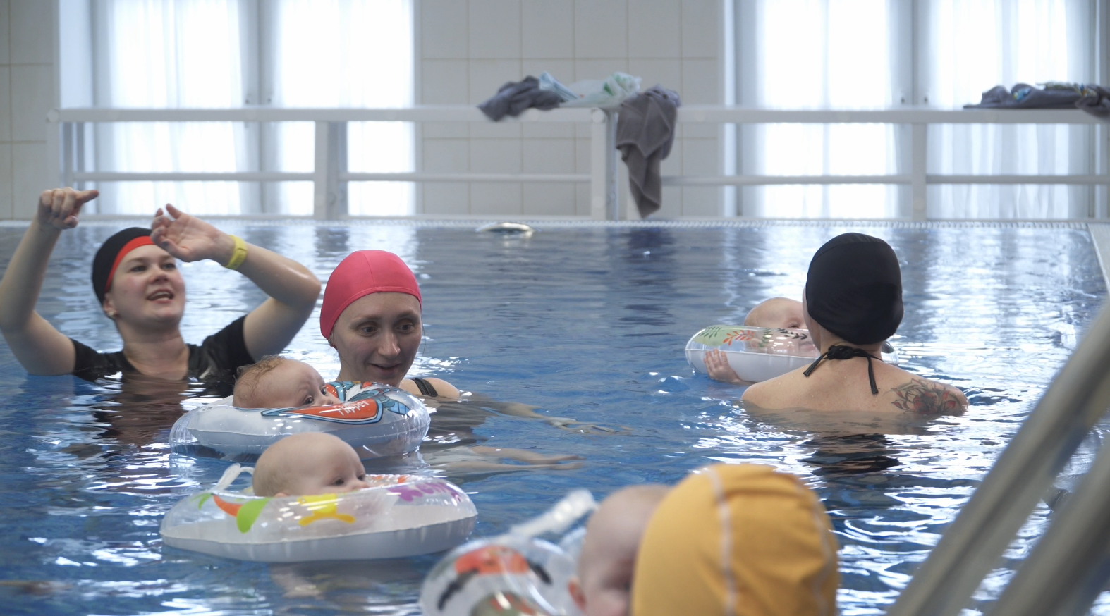 фото: В Петербурге впервые состоялся заплыв младенцев с кругами на шею