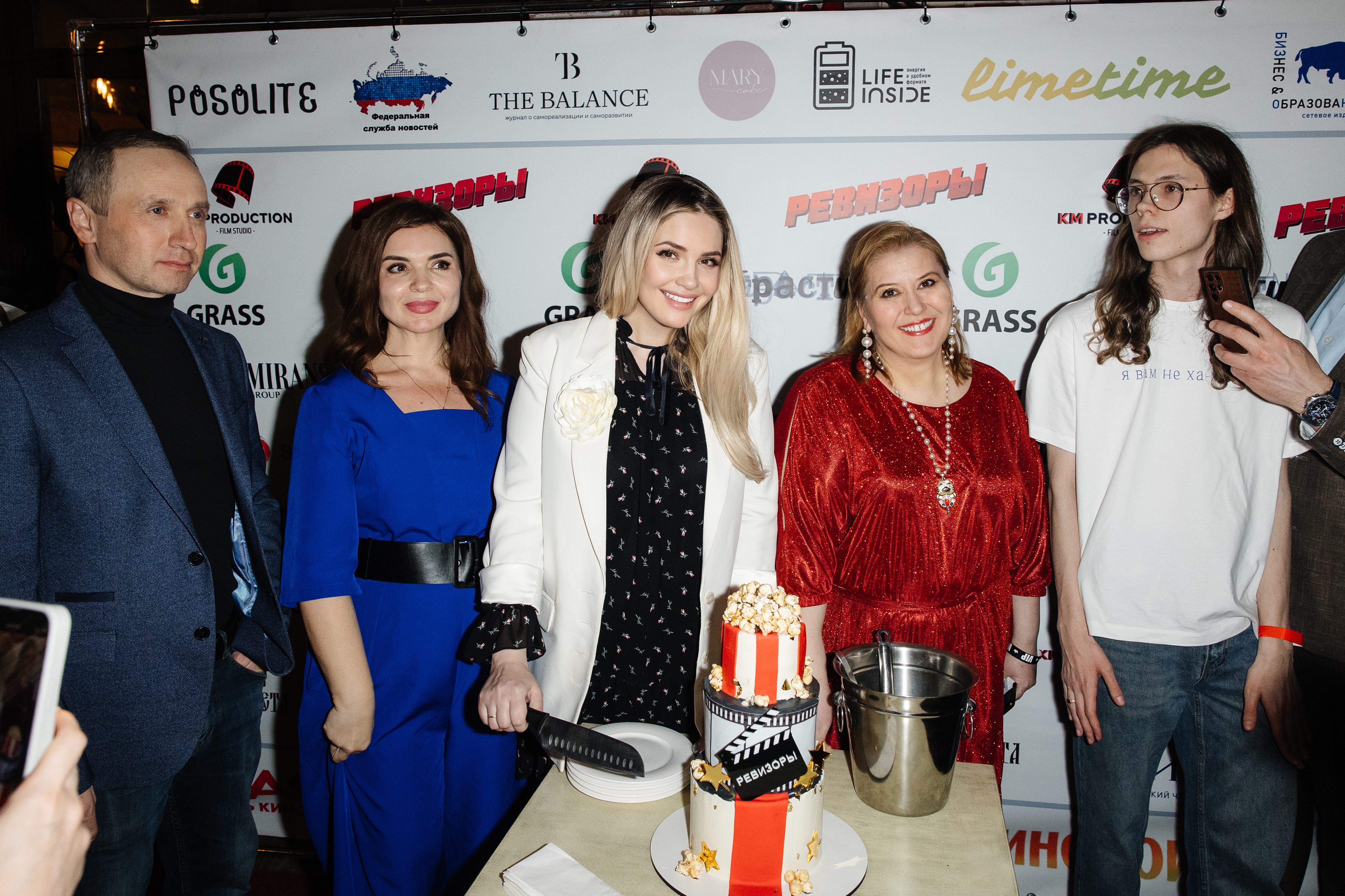 фото: «ШАПКА»  в «POSOLITE»: звезды кино и блогеры отпраздновали окончание съемок комедии «Ревизоры»  