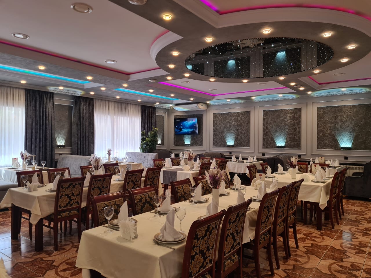 фото: Ресторан «Лебединое Озеро» поздравляет вас с международным праздником весны и любви – 8 Марта!