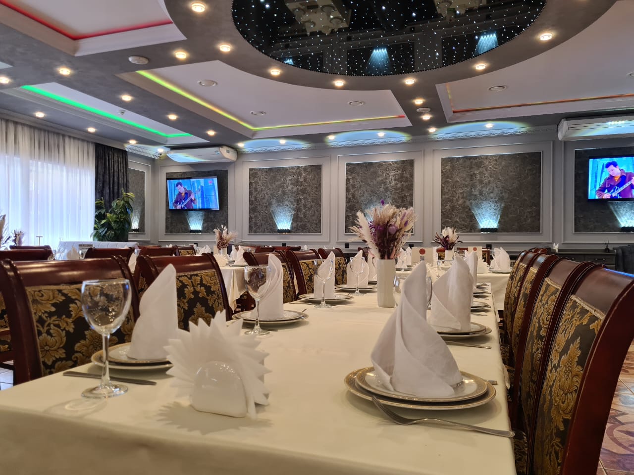 фото: Ресторан «Лебединое Озеро» поздравляет вас с международным праздником весны и любви – 8 Марта!