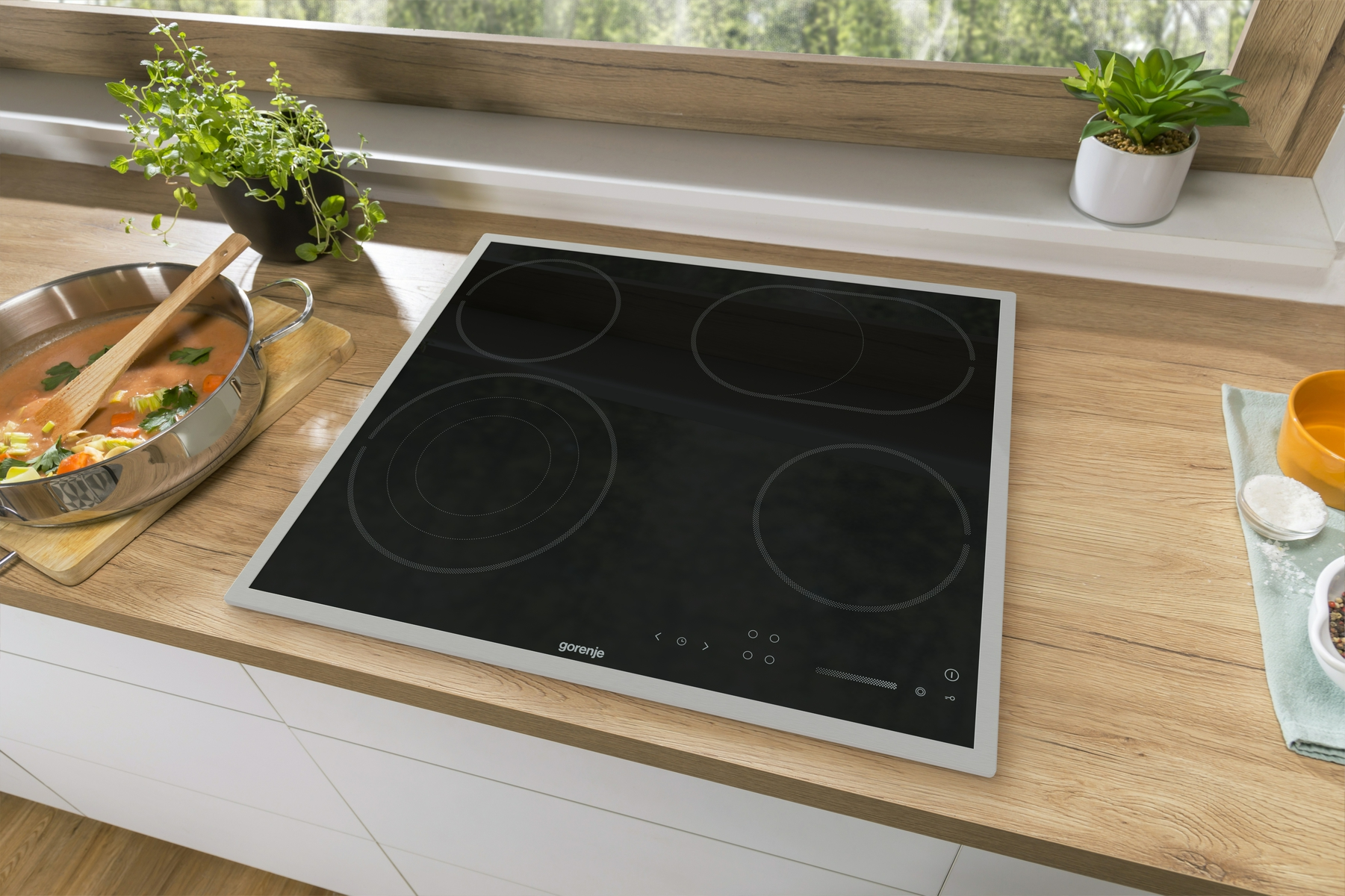 фото: Инновации Gorenje на вашей кухне: духовой шкаф BOSX6737E06BG и варочная панель ECS646BXE для легкого приготовления