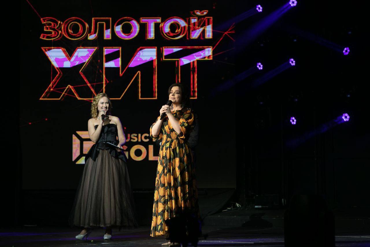 фото: Телеведущая и ТОП блогер Евгения Ситникова выступила на одной сцене с великими артистами на ежегодной музыкальной премии Золотой Хит.
