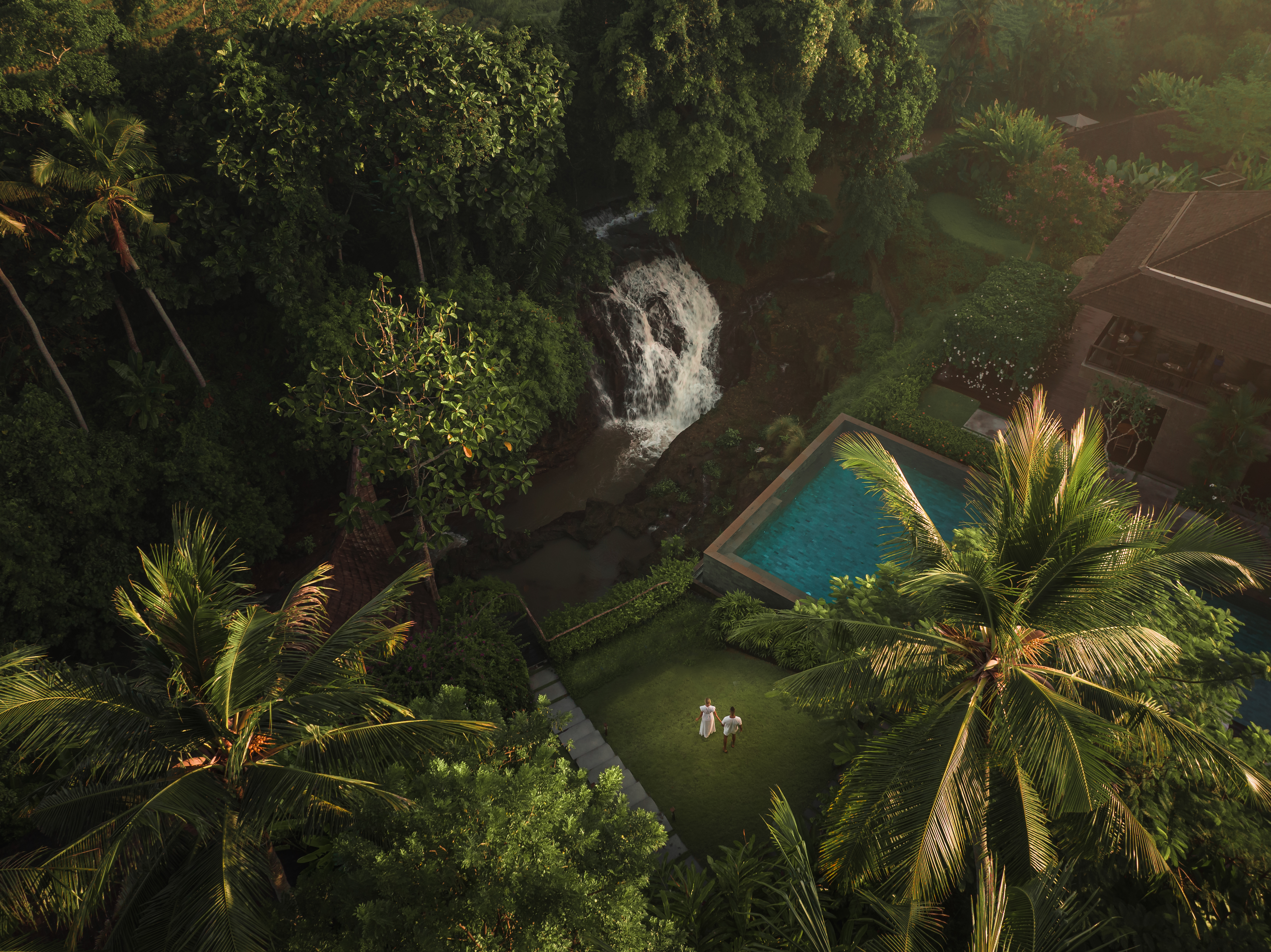 фото:  День всех влюбленных в окружении тропических джунглей и рисовых полей в отеле Nirjhara, Индонезия 