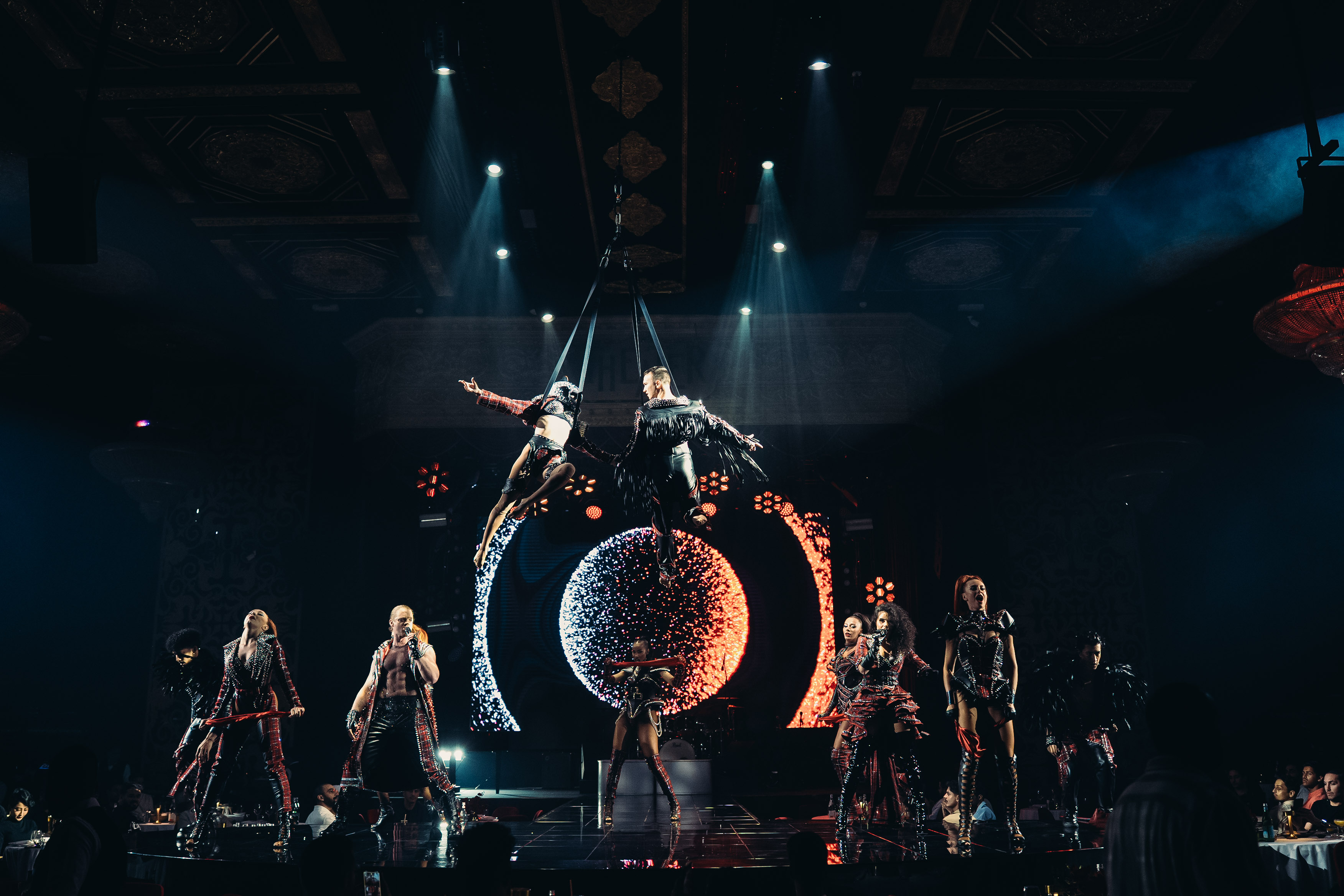 фото: The Theater в Дубае представляет: LIFE — путешествие по сценам жизни