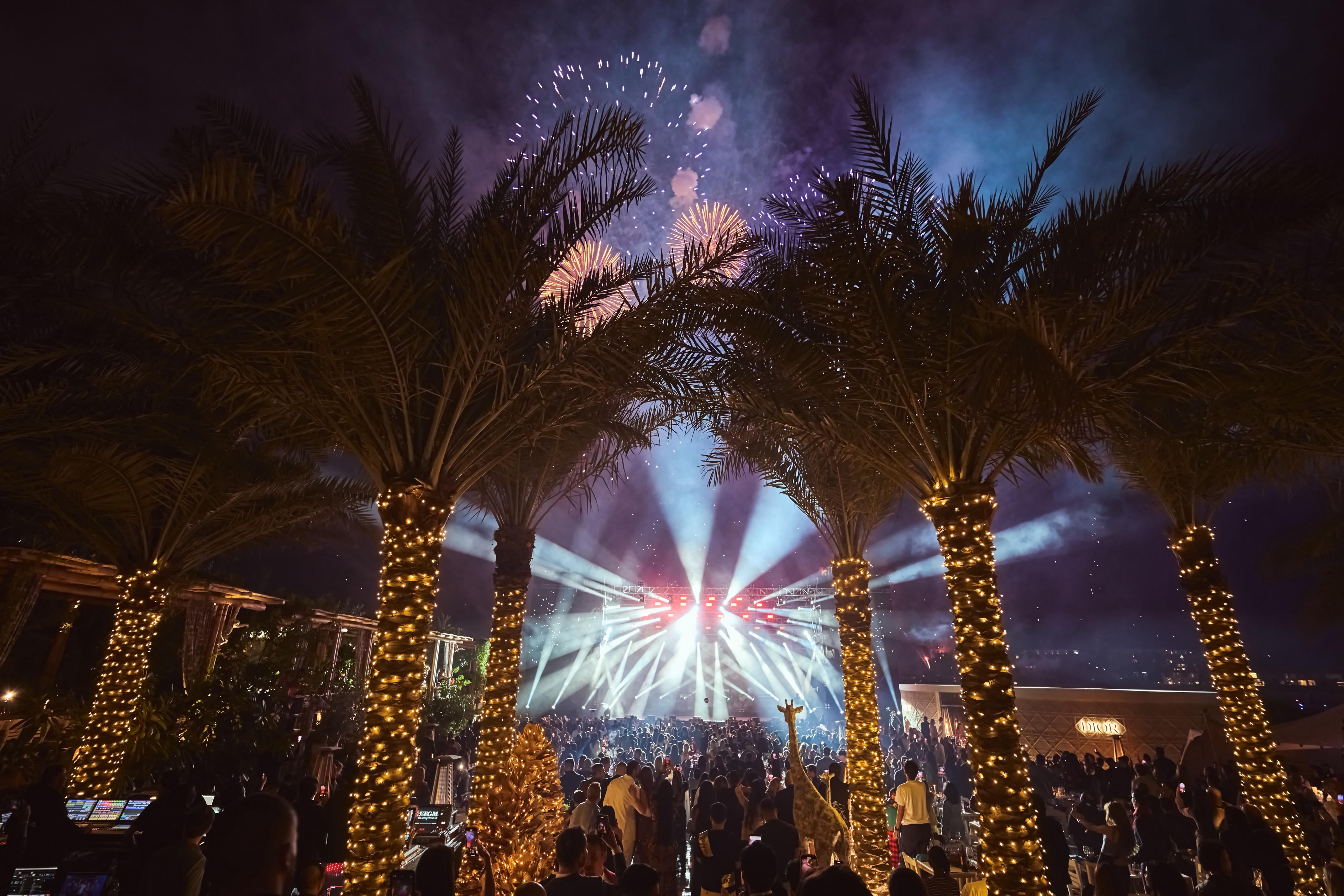 фото: Открытие Nammos Dubai и встреча 2026 года с MALUMA на сцене