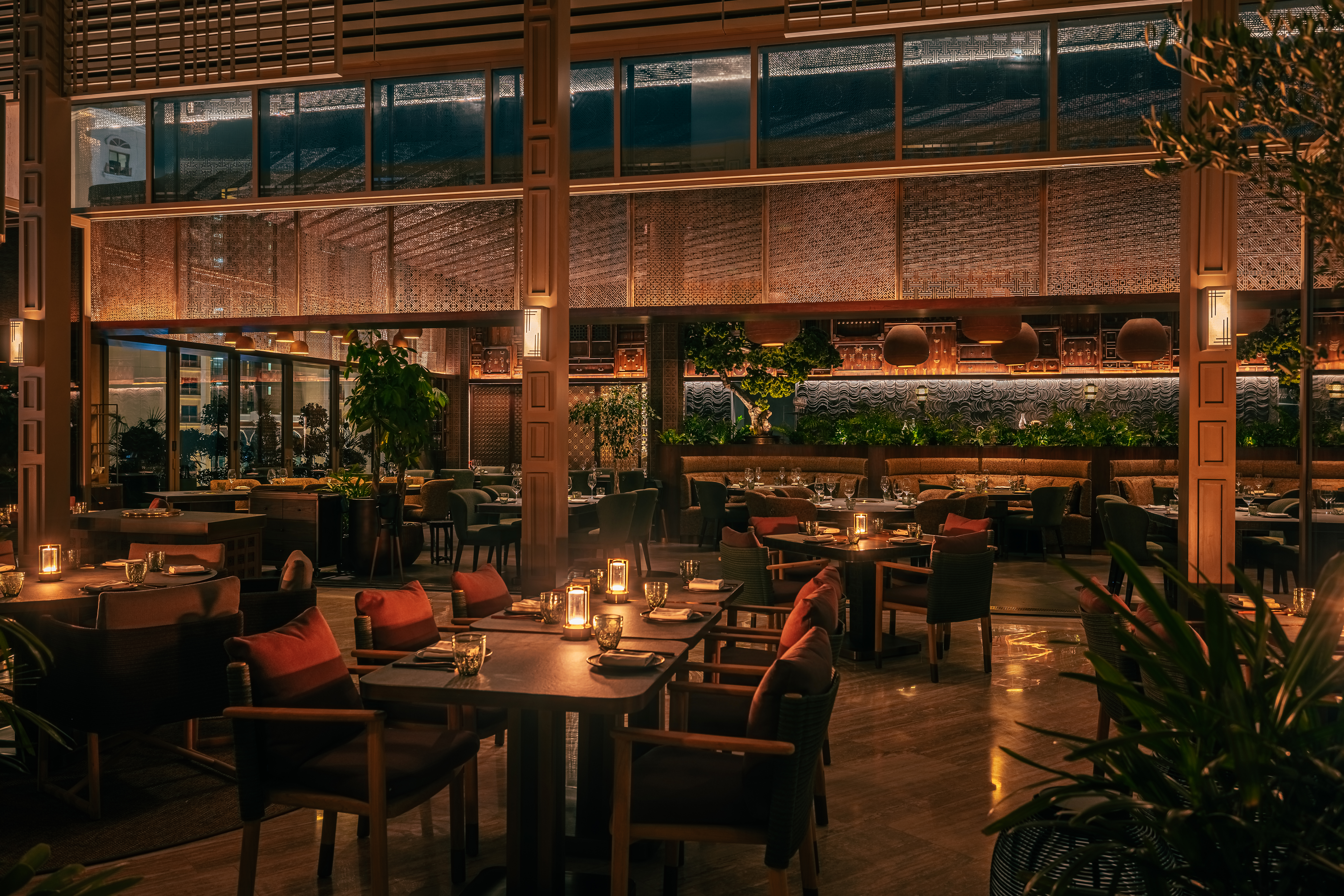 фото: HANU — ресторан современной корейской кухни, расположенный в St. Regis Gardens на Пальме Джумейра, объявляет о двухдневной коллаборации с нью-йоркским рестораном Mari, отмеченным звездой Michelin и известным своим уникальным переосмыслением корейских хенд-роллов.