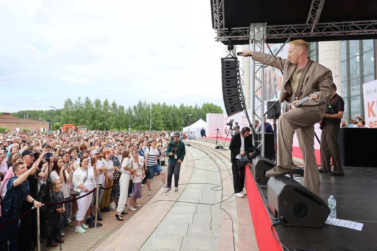 фото: «Улица Ангела» и мировые премьеры: как прошёл первый день  XXI фестиваля «В кругу семьи» в Ярославле
