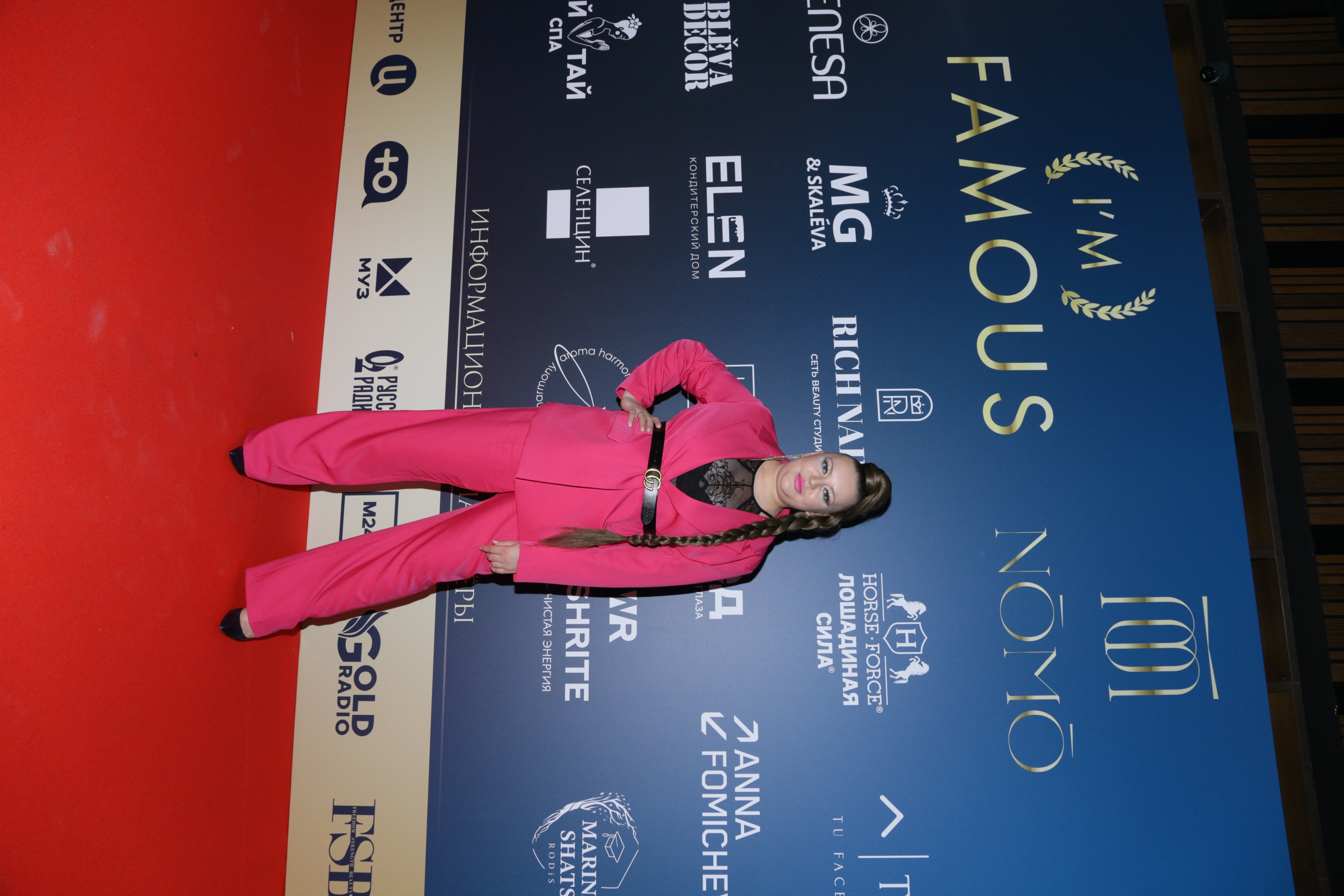 фото: Олесю Не Святую признали «Лучшим тарологом России 2025» - теперь на её консультации записываются в очередь! 