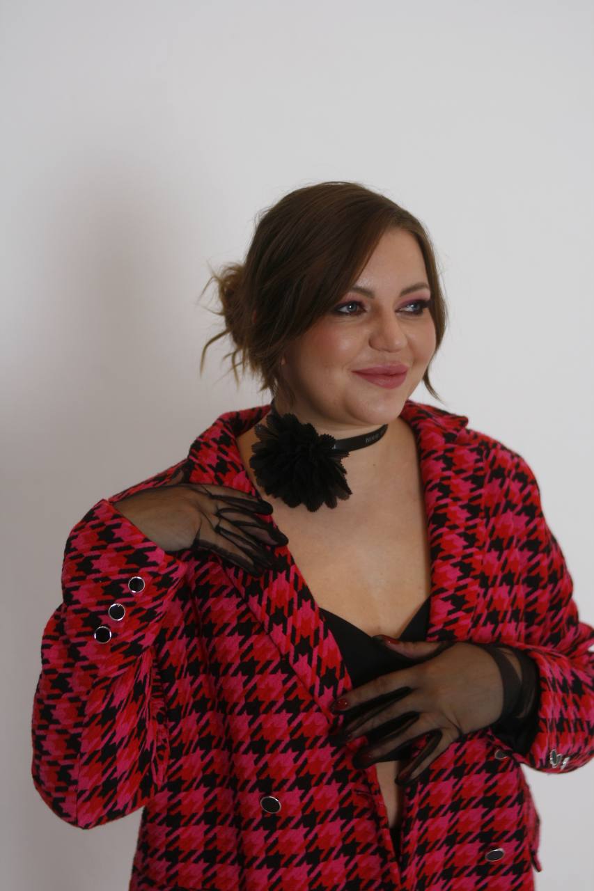 фото: Олесю Не Святую признали «Лучшим тарологом России 2025» - теперь на её консультации записываются в очередь! 