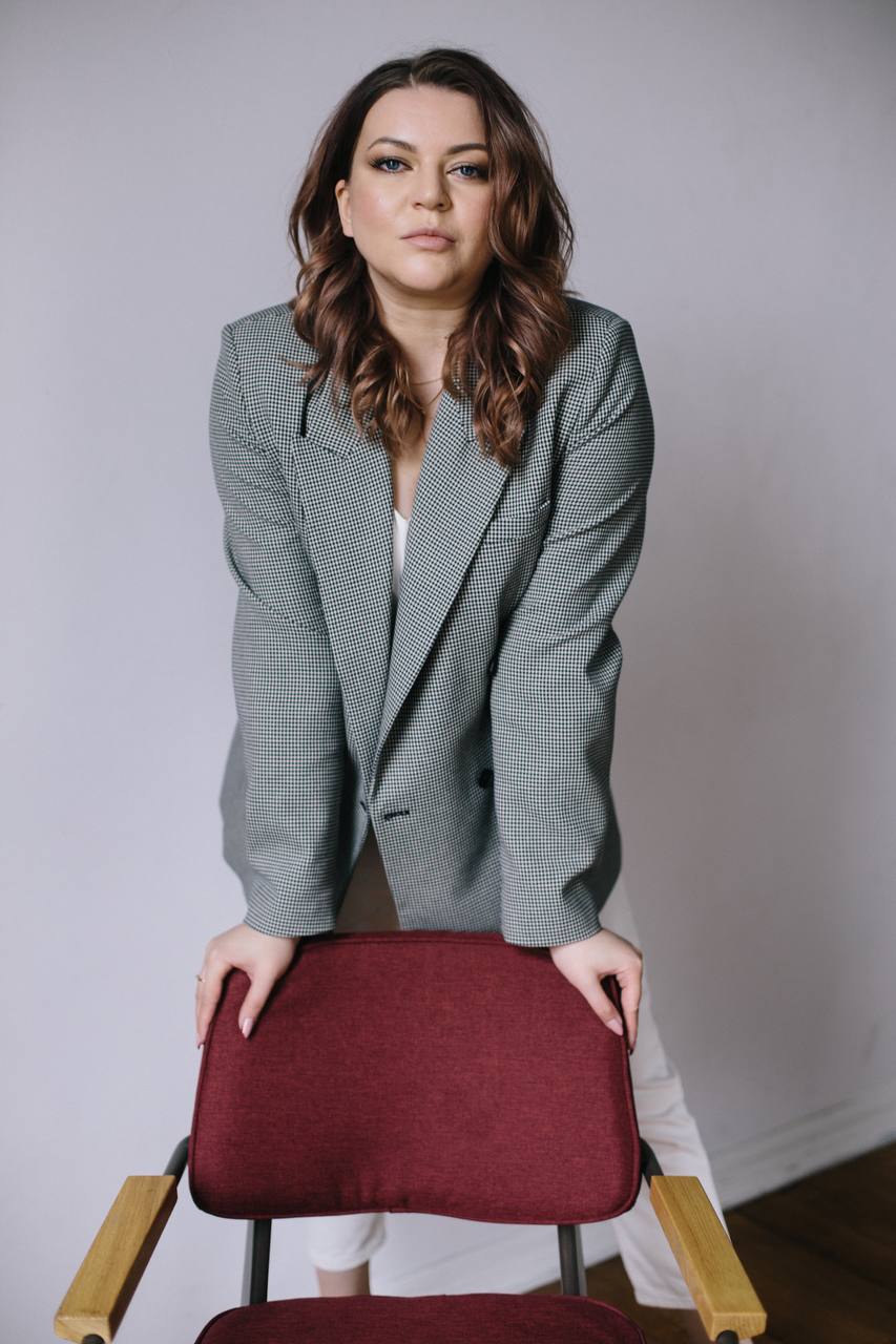 фото: Олесю Не Святую признали «Лучшим тарологом России 2025» - теперь на её консультации записываются в очередь! 