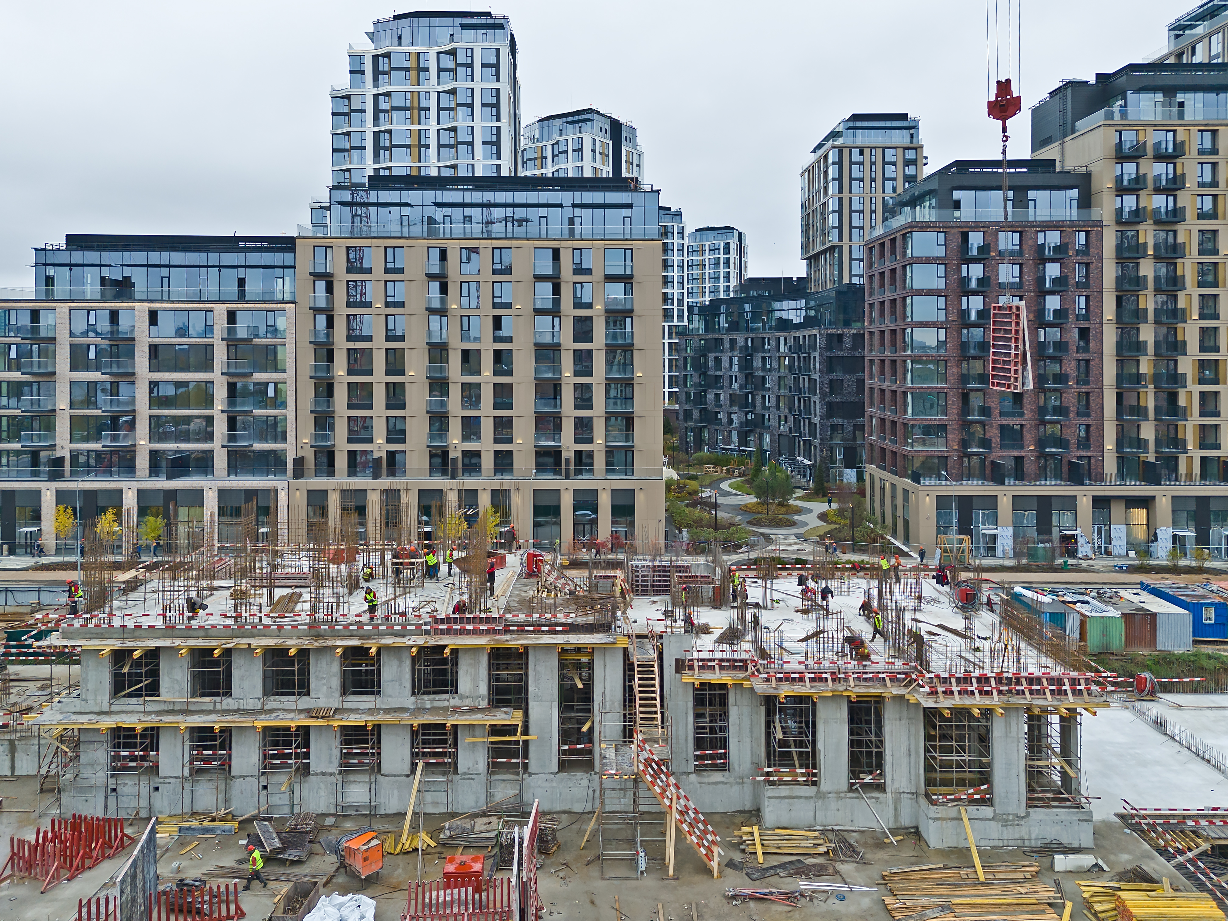 В квартале Vivaldi премиального «Клубного города на реке Primavera» монтируются стеклянные ограждения балконов и террас, в квартале Bellini продолжаются монолитные работы