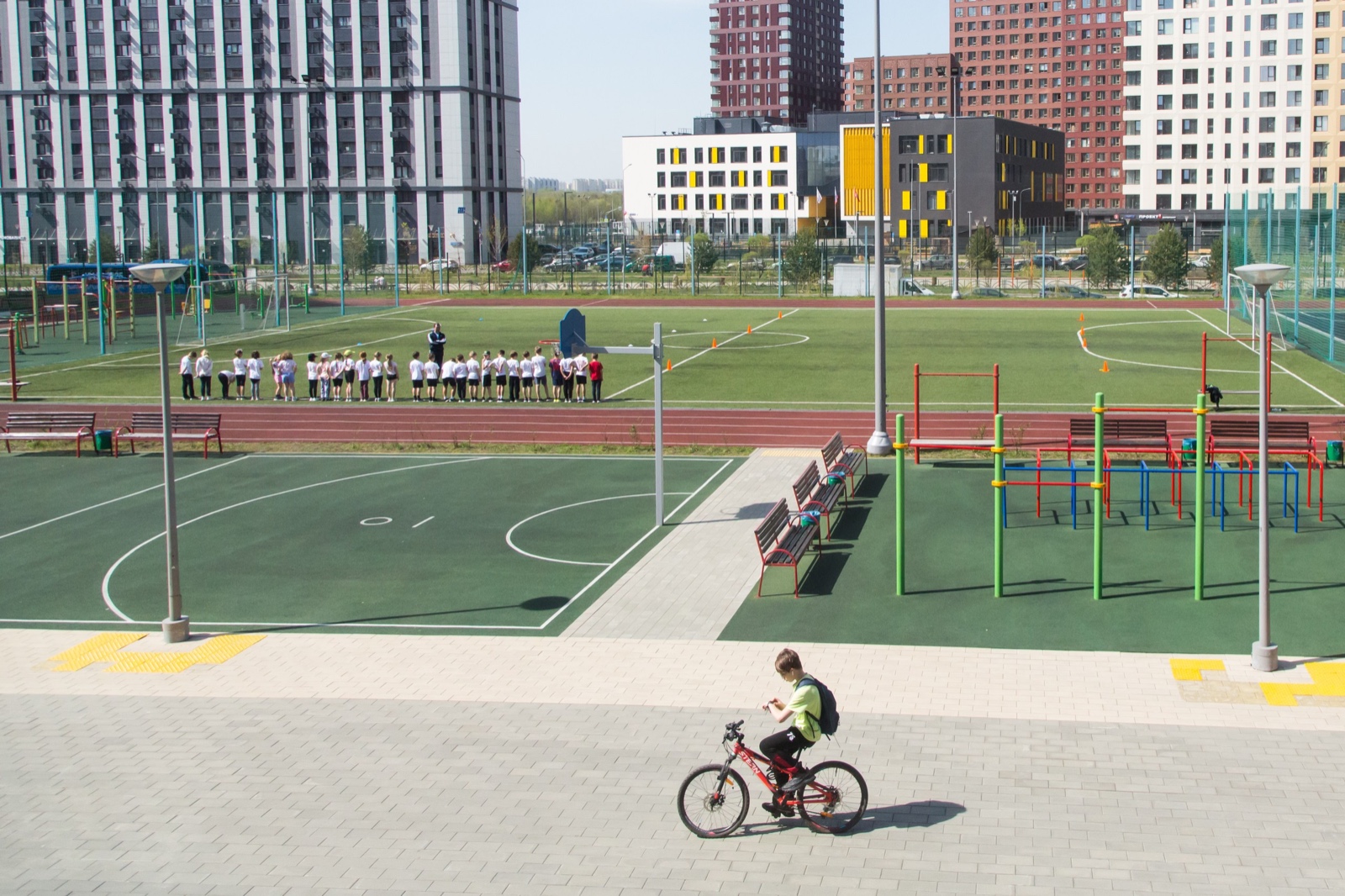 От тенниса и бега до вингфойлинга и акробатического рок-н-ролла: резидентам «Клубного города на реке Primavera» доступны занятия 30 видами спорта