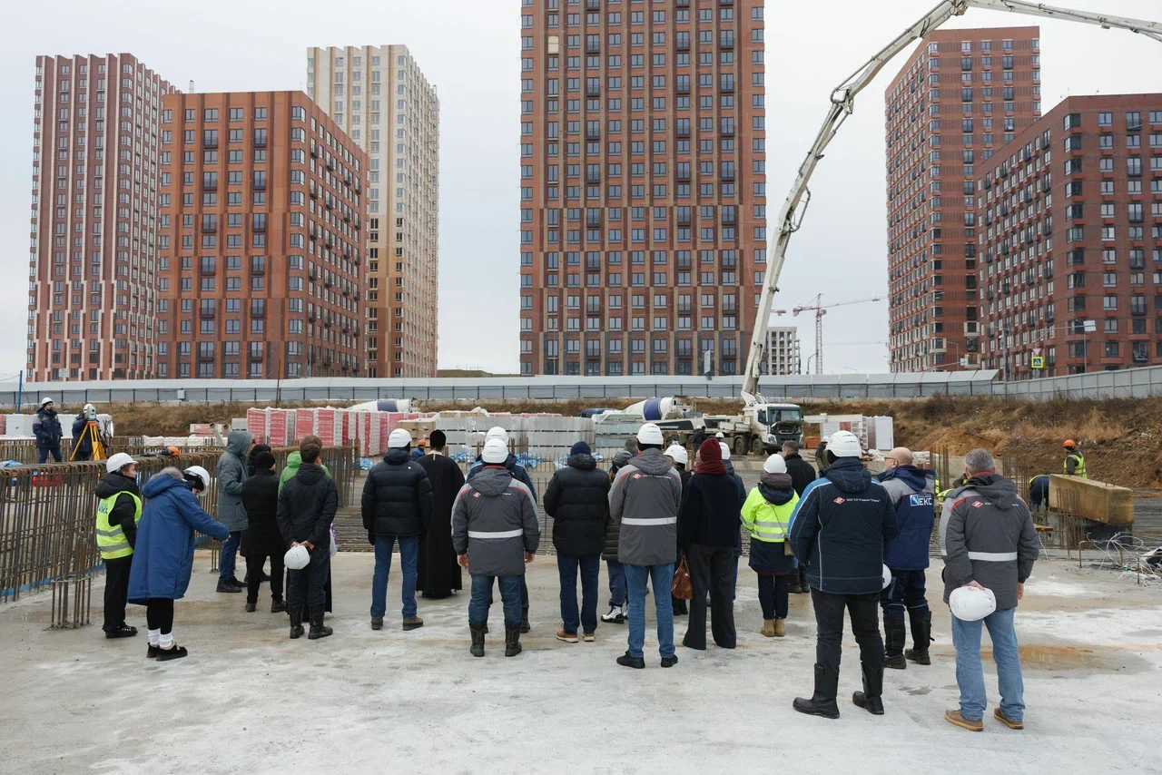 фото: На строительной площадке Дворца спорта в Покровское-Стрешнево состоялись торжественный молебен и освящение закладного камня