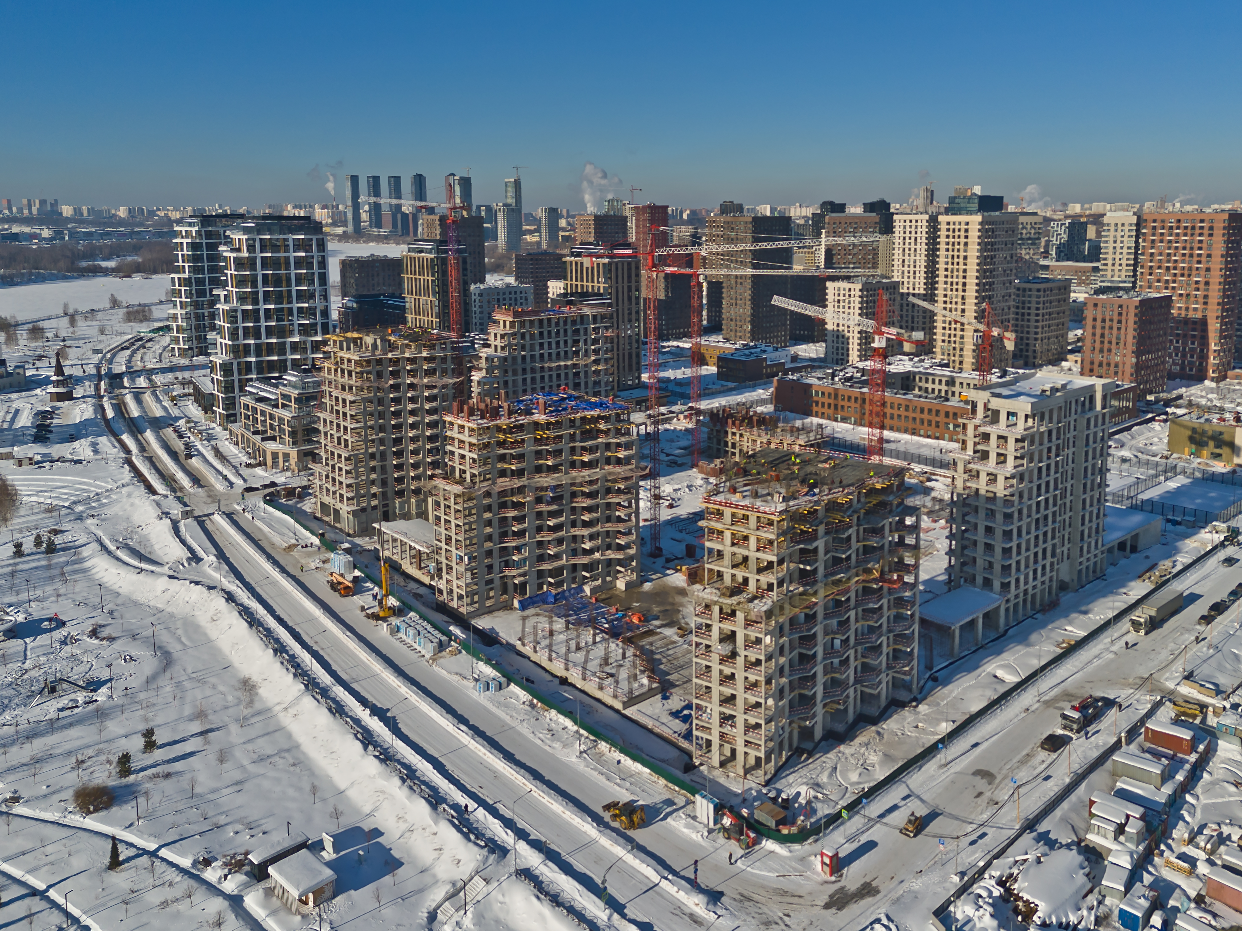 фото:  Третий квартал «Клубного города на реке Primavera» растет быстрыми темпами:  три корпуса Bellini находятся уже на уровне 12-14 этажей