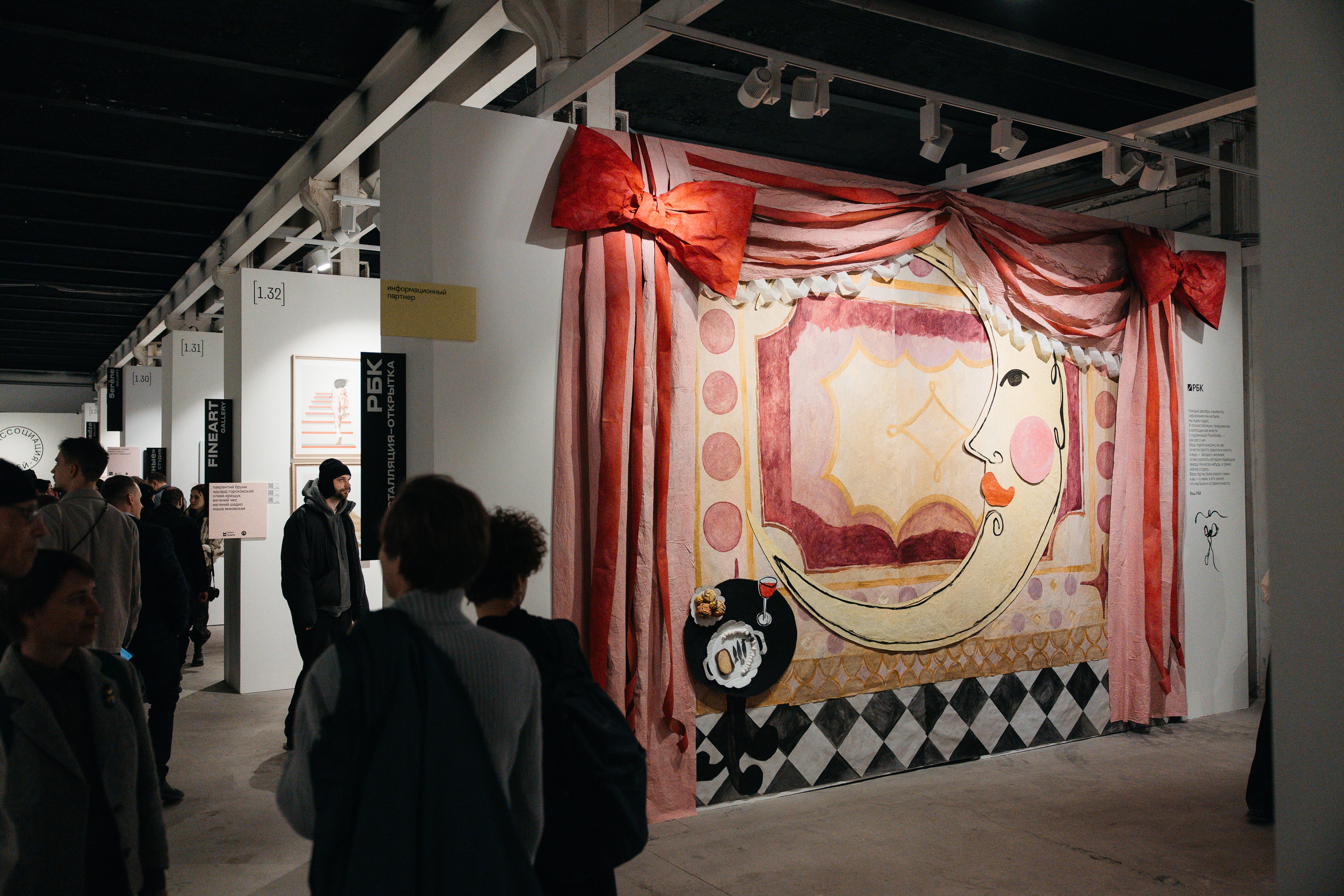 фото: «РБК Стиль» представил инсталляцию «В гости к луне» на Preview ярмарки |catalog|