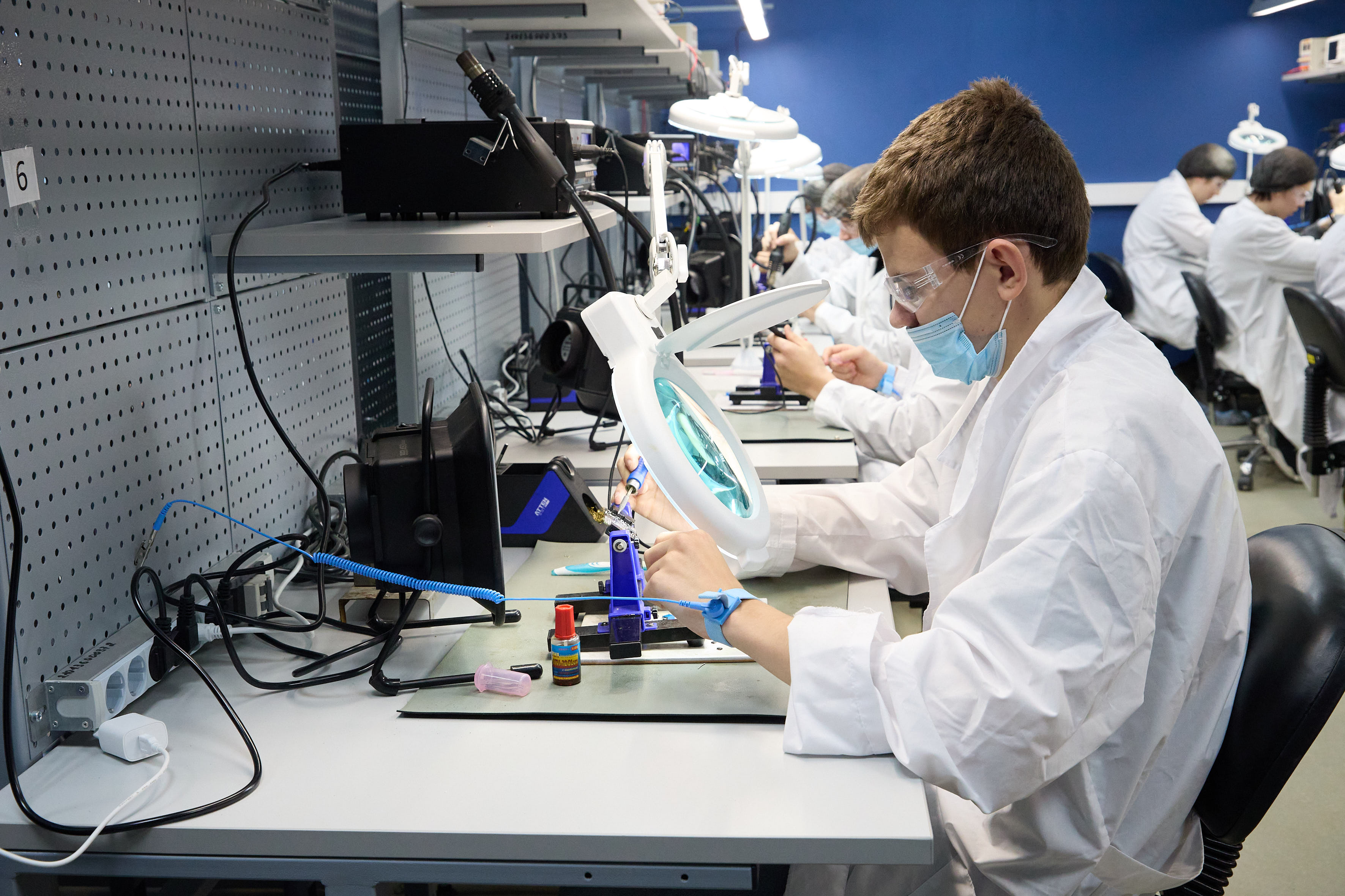 фото: Уральское предприятие «Швабе» расширило поддержку практики для студентов техникума «Автоматика»