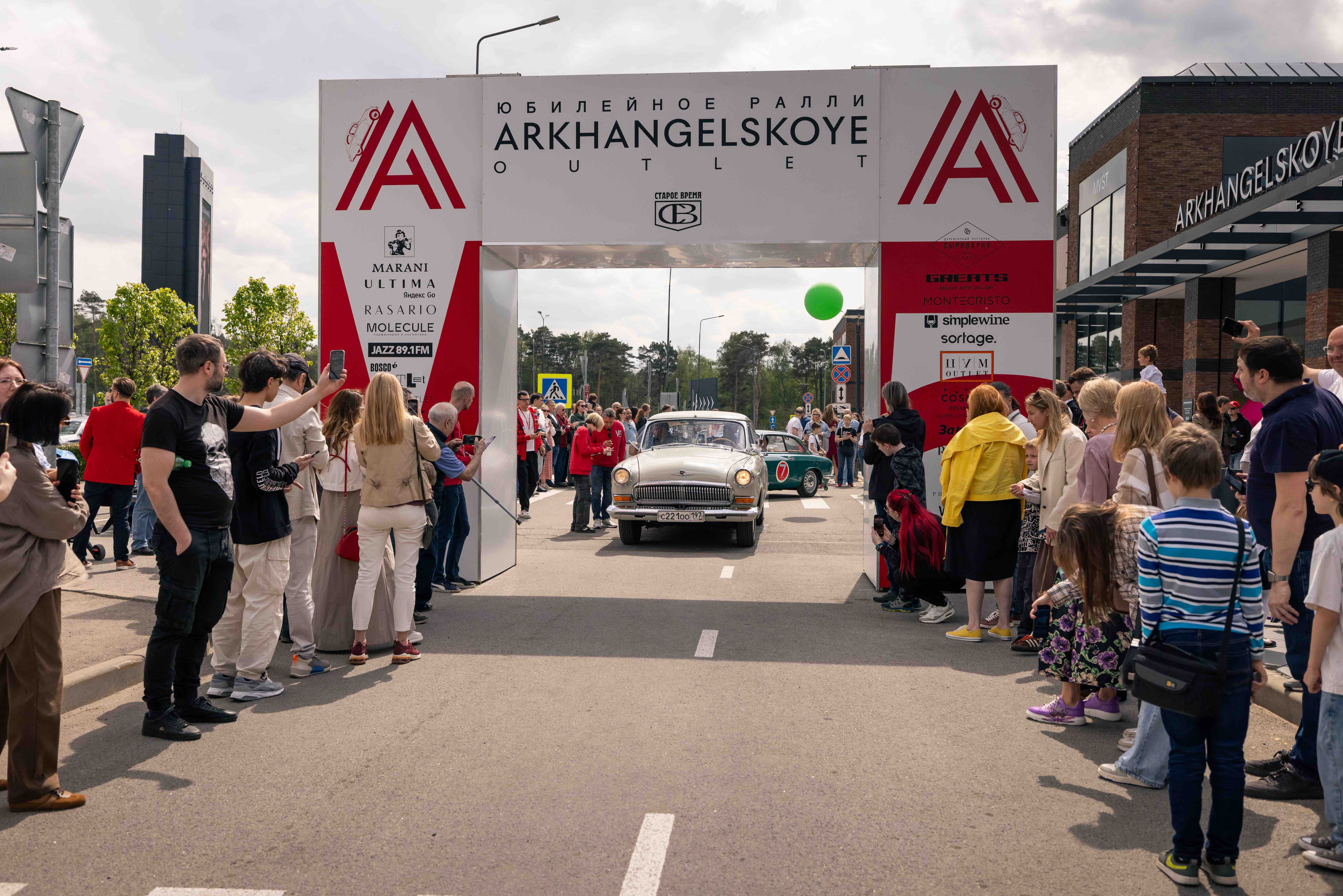 фото: Кино, стиль и движение: шестое ежегодное ралли ретро-автомобилей в Архангельском Аутлете