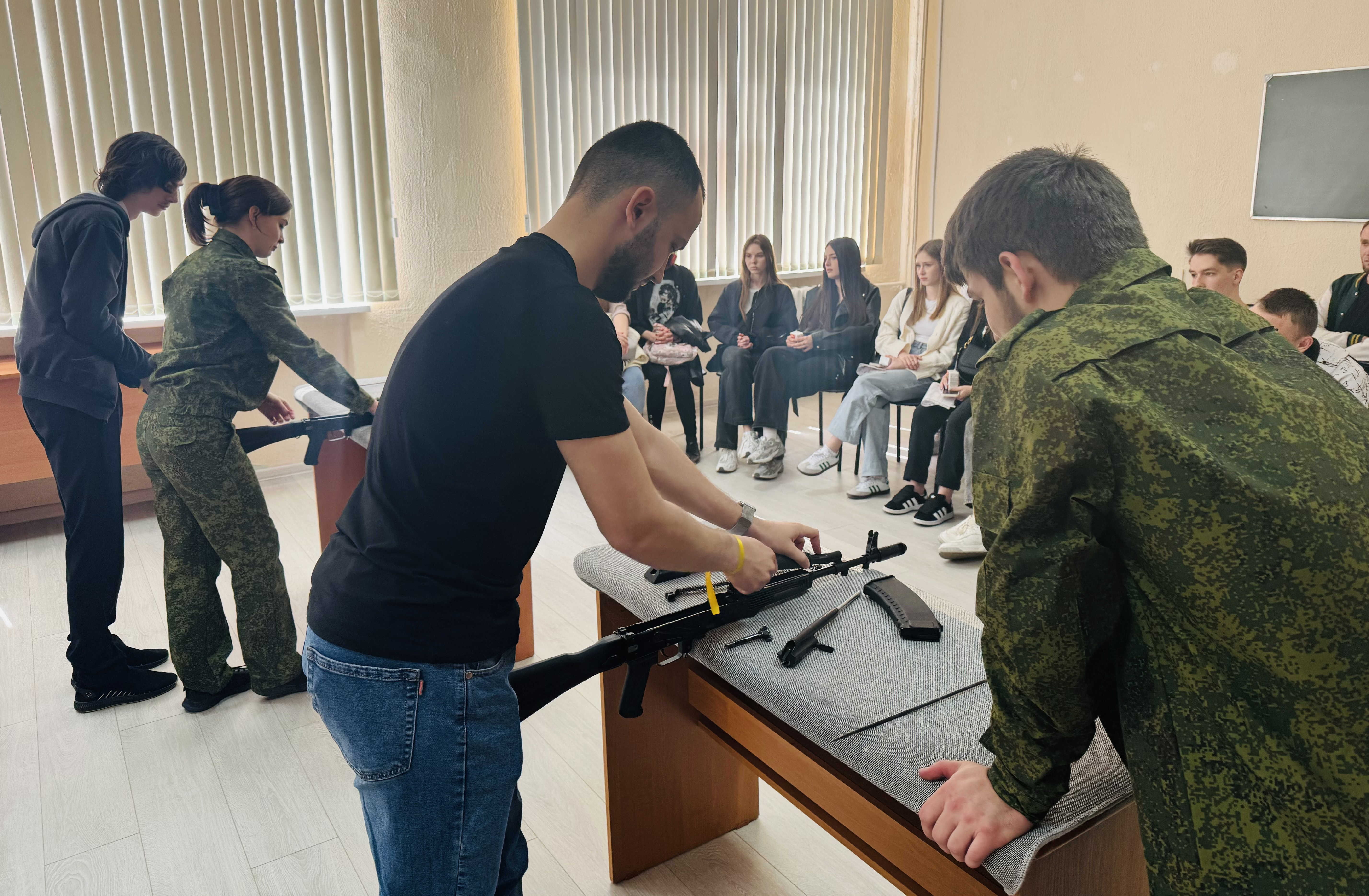 фото: Будущие абитуриенты Президентской академии практиковались в сборке карабина АК-74М