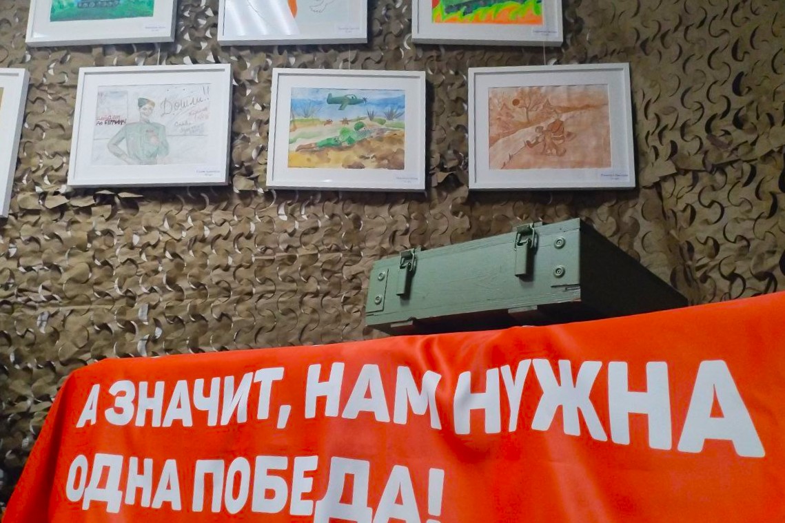 фото: Победа глазами детей. В Уральской ТПП открылась выставка детских рисунков, посвященных 80-летию Великой Победы