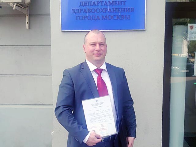 фото: Министр здравоохранения РФ Михаил Мурашко вручил врачу Сергею Кораблёву почётный знак «Отличник Здравоохранения»