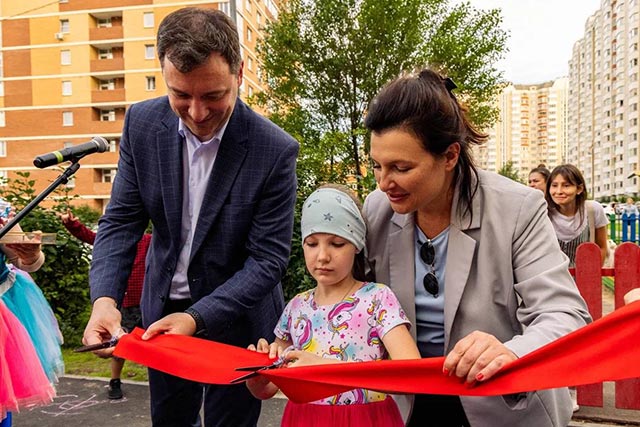 фото: Директор фабрики "Упаковочных систем" и глава Лобни открыли новую спортивную площадку