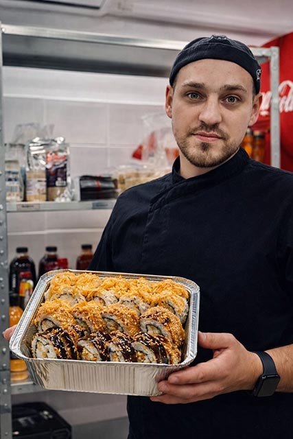 фото: В Реж появилась доставка роллов, о которой говорит весь город