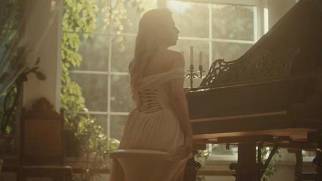 фото: Артистка Tova представила новый перформанс «Я тебя понесу»