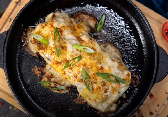 фото: Мясо свинина по-французски: глобальная перезагрузка на КУХНЯ.РФ. Почему версия без помидоров стала кулинарным эталоном