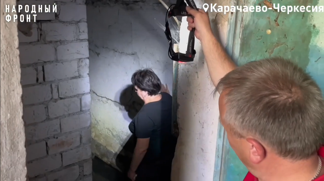 фото: Власти пообещали навести порядок в доме по улице Лободина, 86 в Черкесске, где люди задыхаются от вони - Народный фронт. 