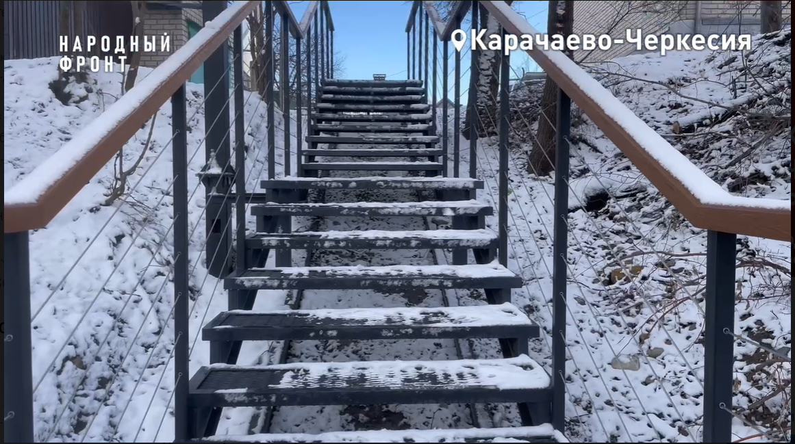 фото: Вместо опасного спуска - крепкая и надежная лестница!