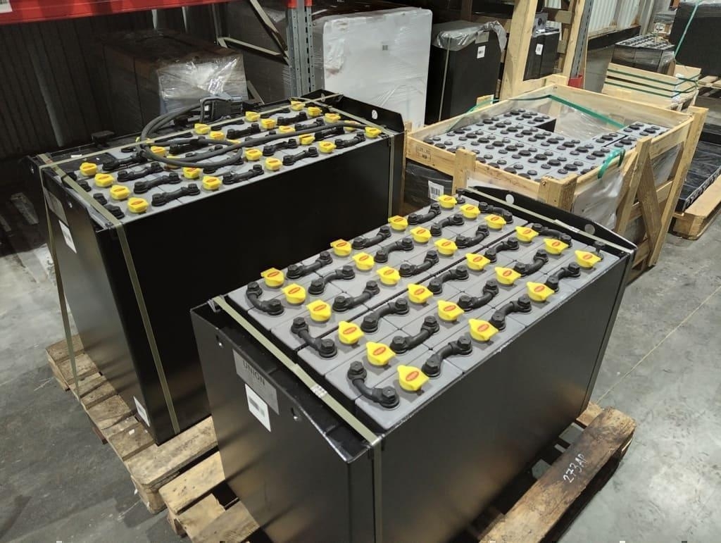 фото: Как выбрать тяговую батарею для погрузчика: советы экспертов E-AKB