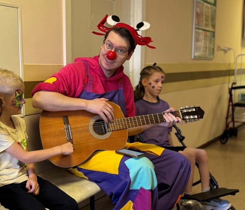 фото: РООИ «Творческое партнерство» открыло сбор на арт-терапию для детей в больницах в рамках проекта « Жëлтый чемоданчик»