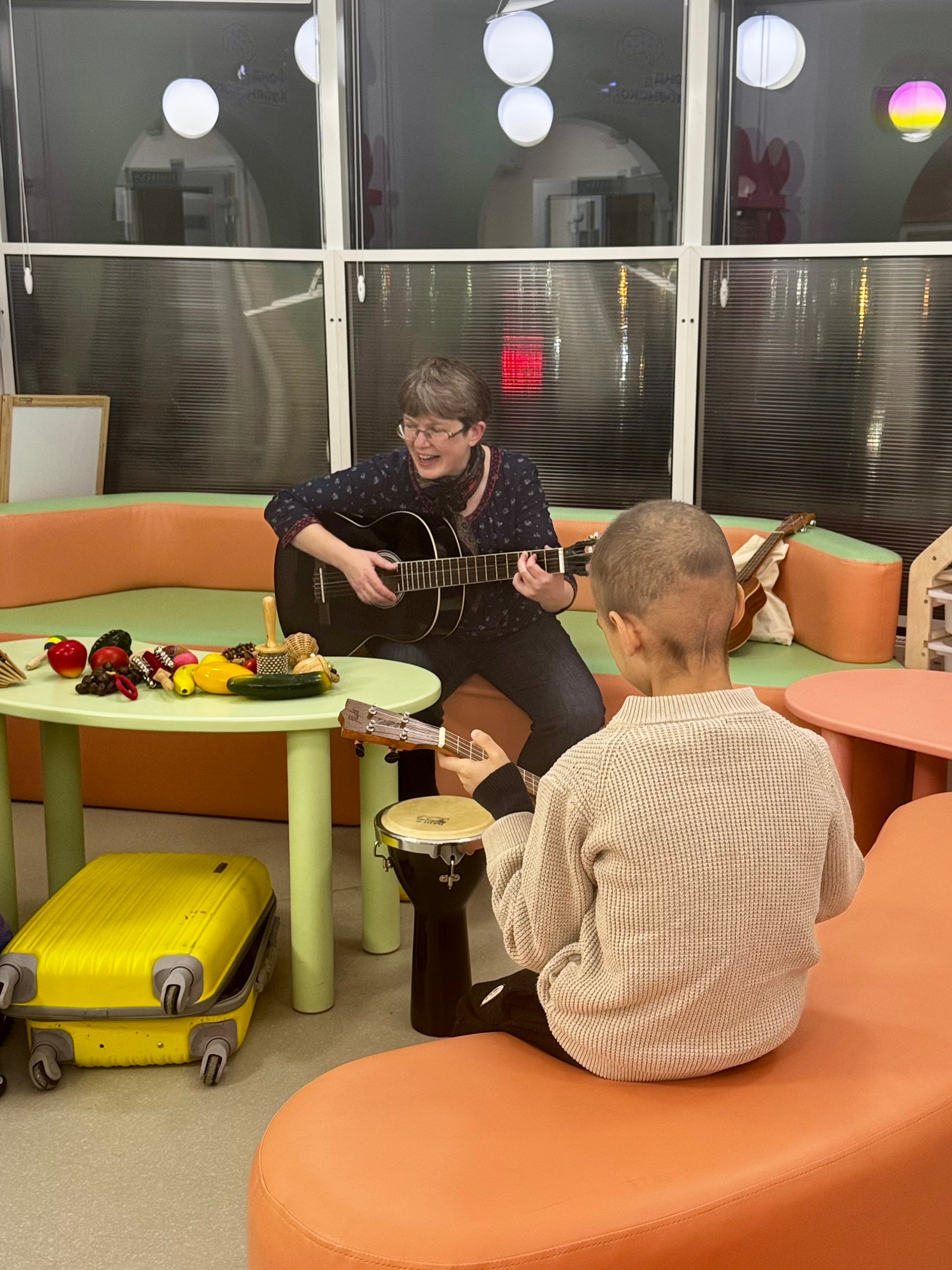 фото: РООИ «Творческое партнерство» открыло сбор на арт-терапию для детей в больницах в рамках проекта « Жëлтый чемоданчик»