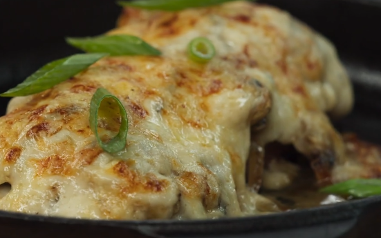 фото: Мясо по-французски: возвращение к классике на КУХНЯ.РФ. Почему вариант без томатов стал эталоном вкуса