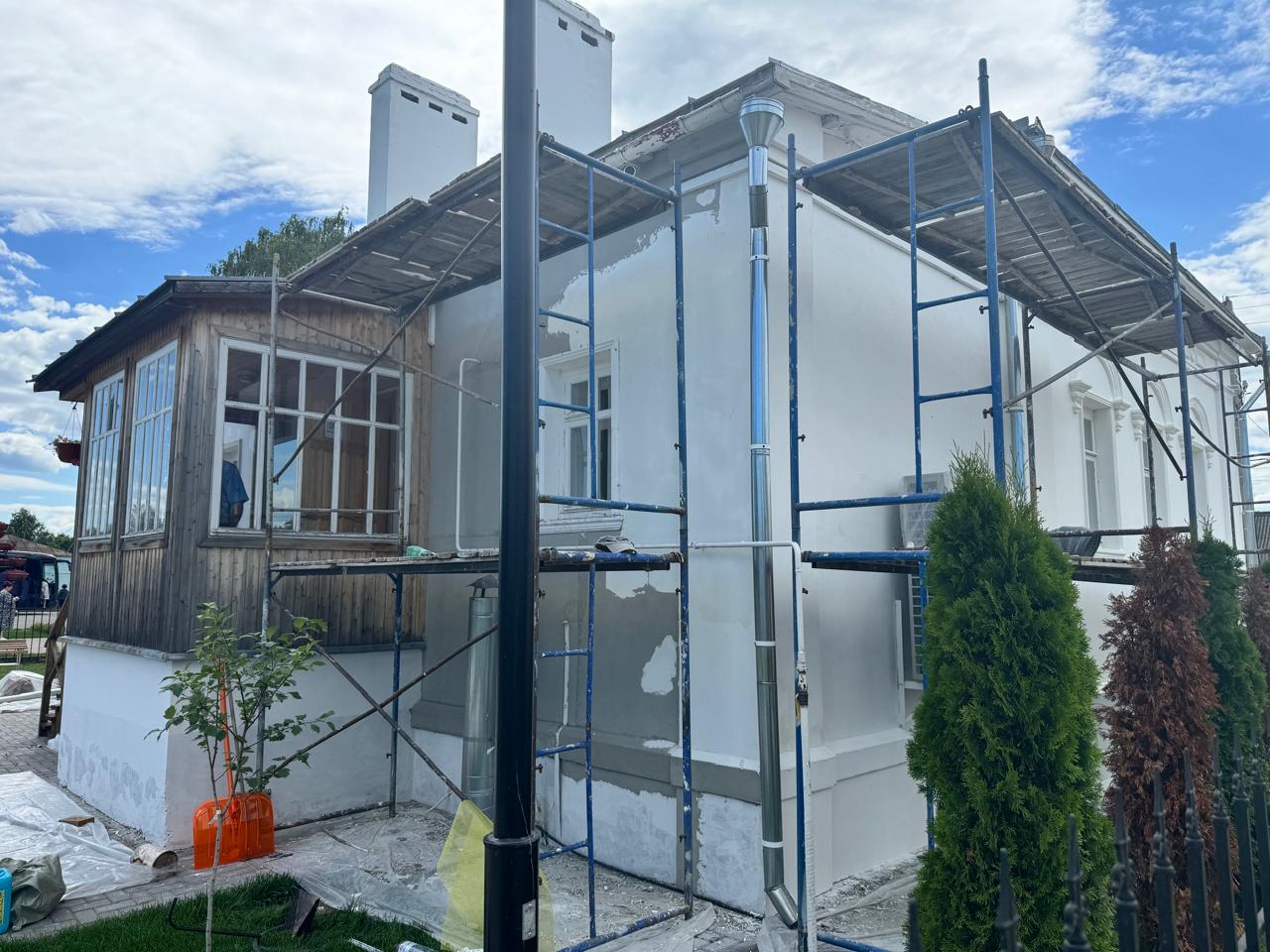 фото: 7 причин, почему фасад трескается и отслаивается после ремонта — и как этого избежать 