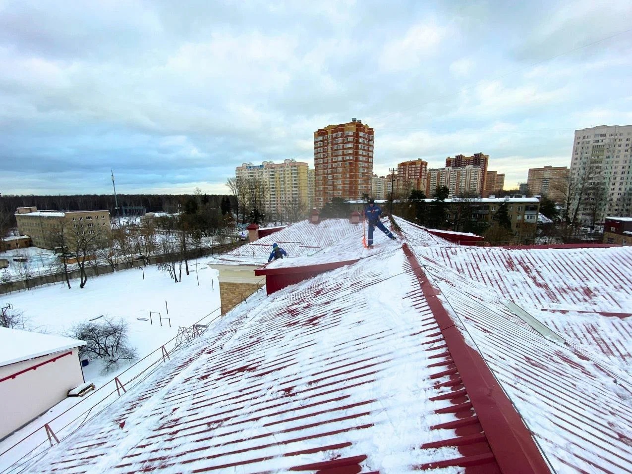 Что станет с крышей, если не чистить снег фото: Что станет с крышей, если не чистить снег