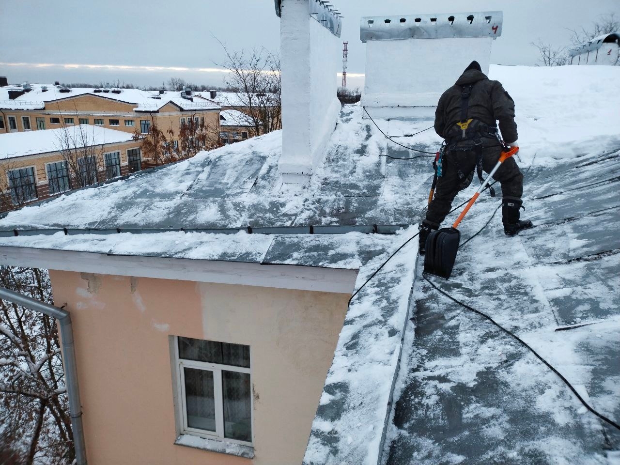 Что станет с крышей, если не чистить снег фото: Что станет с крышей, если не чистить снег