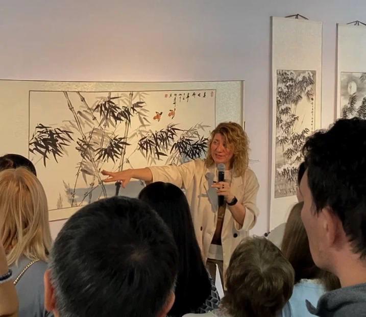 фото: В Казани открылась персональная выставка Алёны Савюк «Тайна восточной кисти»