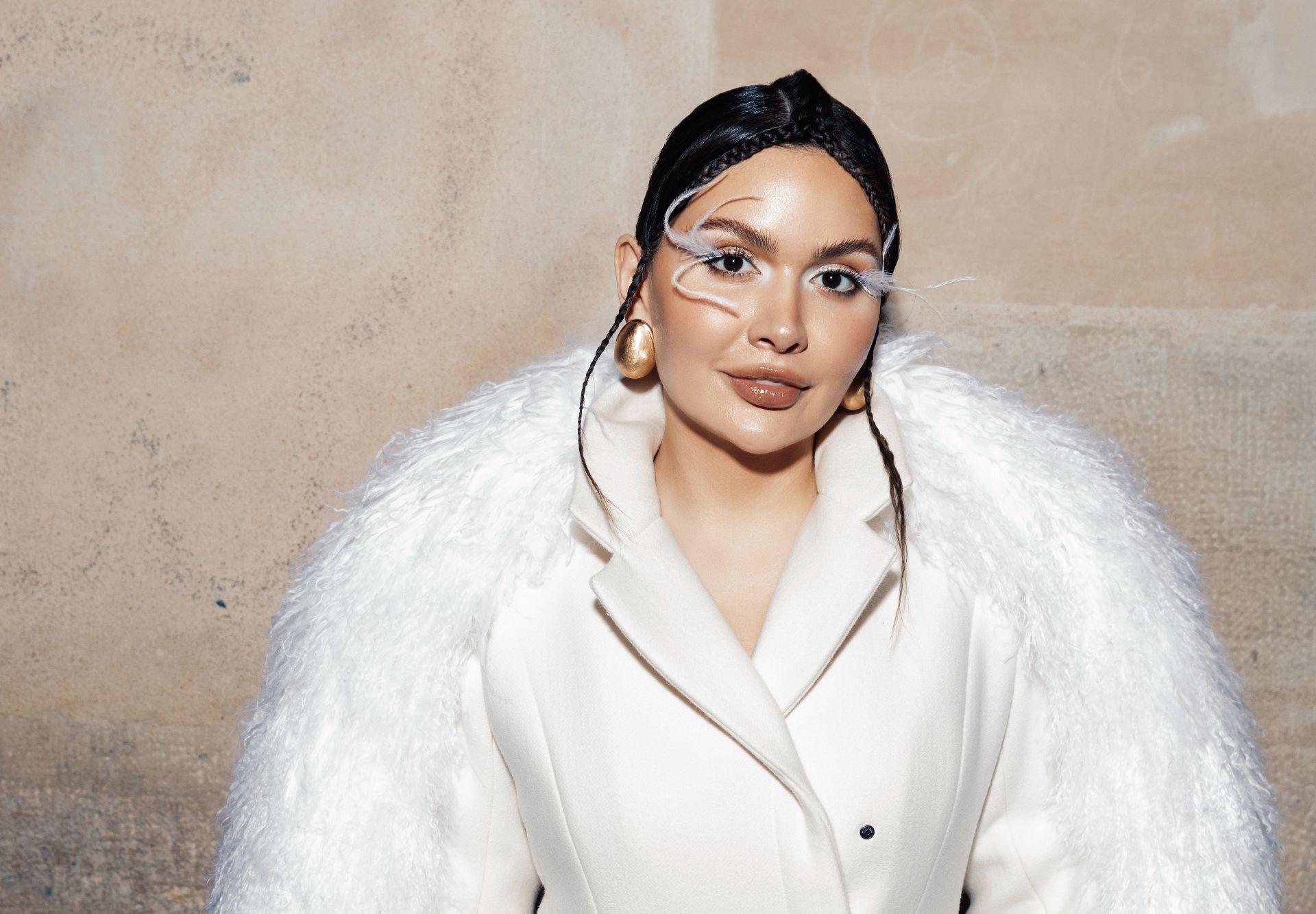 фото: Мариям Тилляева на показе Jacquemus: Искренность и семейные ценности в мире высокой моды