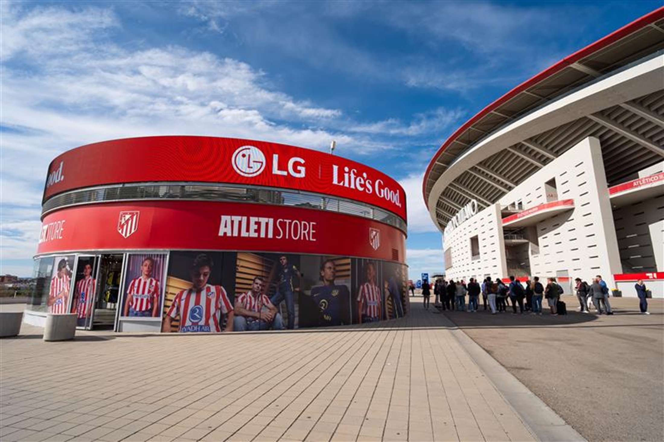 фото: LG УСТАНОВИЛА ОГРОМНЫЙ СВЕТОДИОДНЫЙ ЭКРАН В ФОРМЕ ЛЕНТЫ НА ЛЕГЕНДАРНОМ ФУТБОЛЬНОМ СТАДИОНЕ В МАДРИДЕ