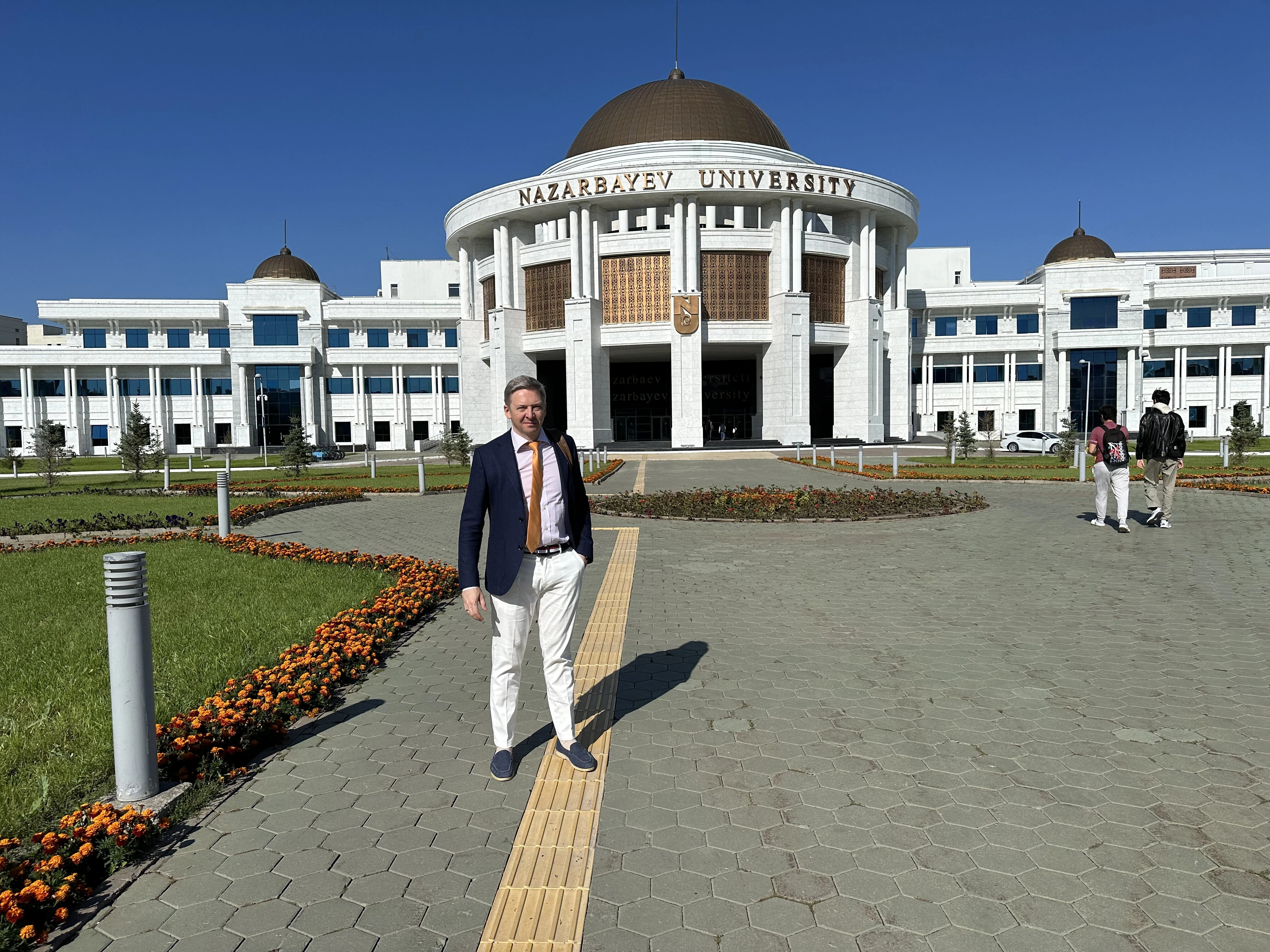 фото: Врач травматолог-ортопед Института Вельтищева Пироговского Университета, профессор С.О. Рябых выступил с мастер-классом для специалистов Казахстана